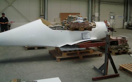 fuselage strength test of Shark - 4036 kg load !